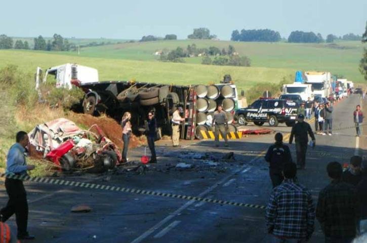 A carga do caminh&atilde;o caiu na rodovia e o fluxo s&oacute; deve ser liberado no meio da tarde