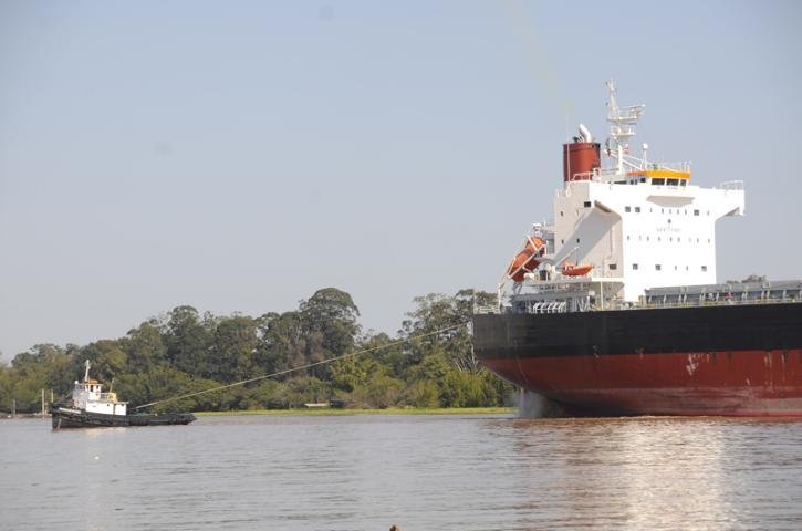 A embarca&ccedil;&atilde;o acabou encalhando durante a manobra necess&aacute;ria para acessar a &aacute;rea alfandeg&aacute;ria
