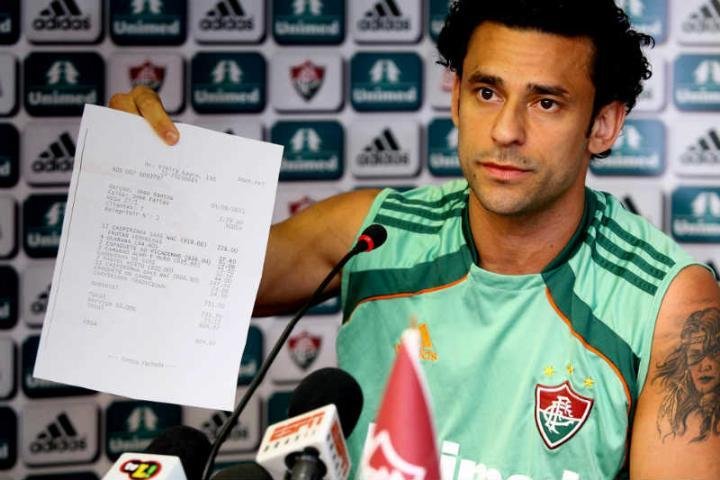 Fred mostrou a conta de bar para desmentir informa&ccedil;&atilde;o de jornal