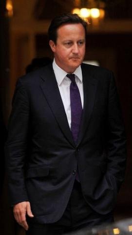 Premi&ecirc; da Inglaterra quer expulsar v&acirc;ndalos de moradias populares