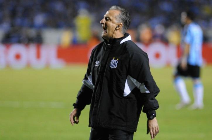 Inter d&aacute; a Dorival miss&atilde;o de renovar o time
