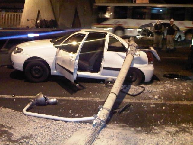 Poste caiu sobre um Palio parado no acesso &agrave; avenida Cear&aacute;