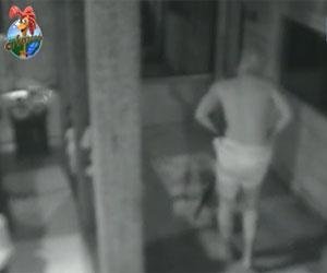 Valesca Popozuda se espanta ao ver Dinei pelado no quarto