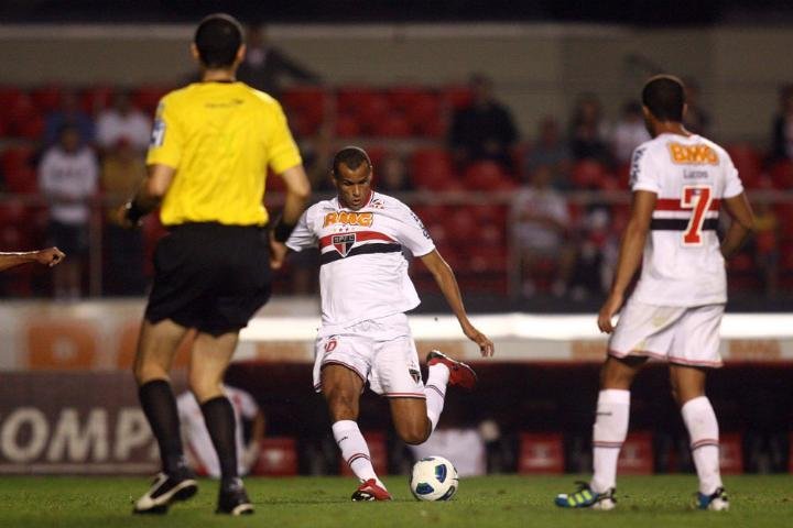 Rivaldo marca no fim e S&atilde;o Paulo empata com o Atl&eacute;tico-PR no Morumbi