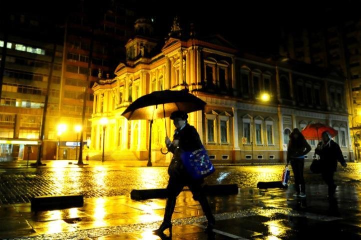 Resultado do contraste t&eacute;rmico s&oacute; poderia ser a chuva que marcou o domingo do Dia dos Pais