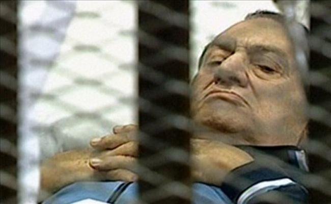 Em maca, Mubarak retorna a tribunal para julgamento