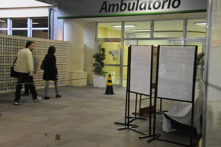 Homem morre em banco em frente ao Hospital de Cl&iacute;nicas, na Capital