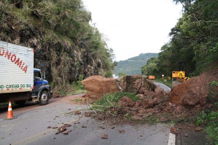 Pedra do tamanho de um carro cai sobre a ERS 122 e bloqueia pista