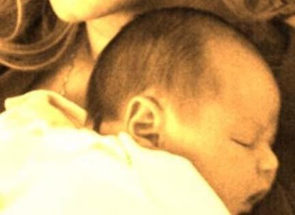 Eliana divulga primeira foto com o filho