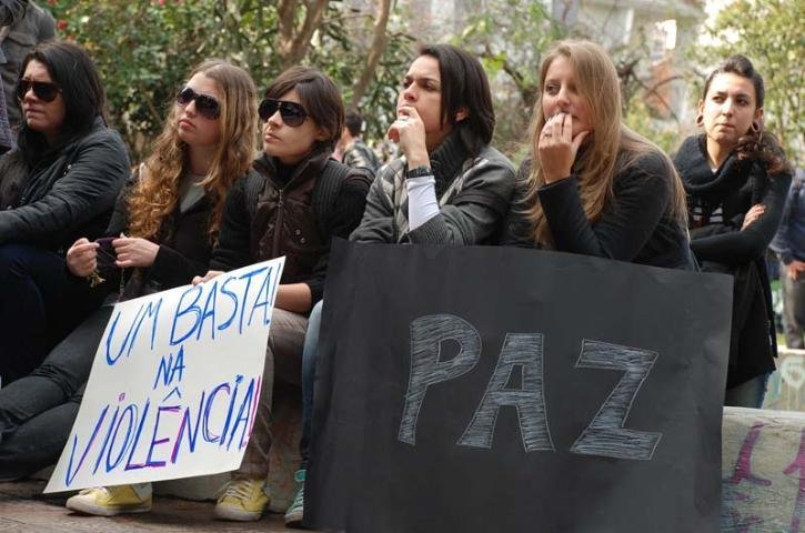 Cerca de 1.200 estudantes participaram da manifesta&ccedil;&atilde;o no centro de Santa Maria nesta segunda-feira