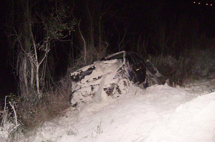 Carga de farinha cai sobre carro em acidente