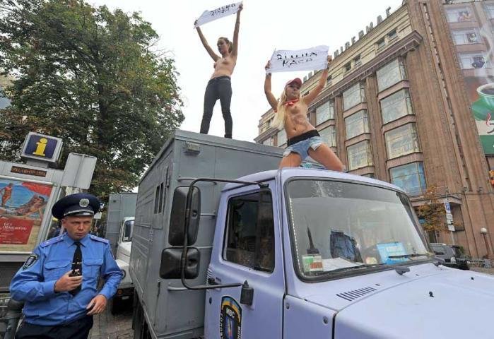 O grupo &eacute; conhecido por realizar &acute;&acute;topless`` como forma de protesto