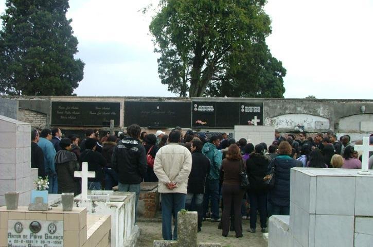 Mais de cem pessoas comparecem a sepultamento de boxeador