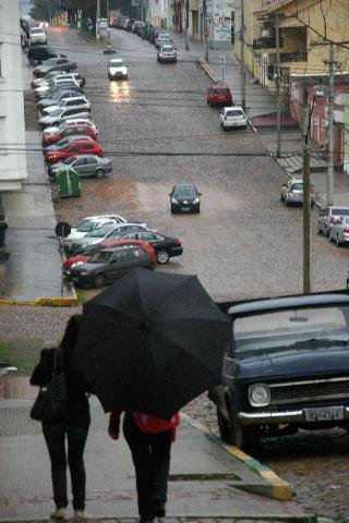 Chuva alaga ruas centrais de Bag&eacute;, na Fronteira Oeste