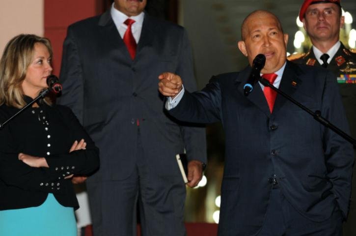 Hugo Ch&aacute;vez admite estar debilitado com tratamento contra c&acirc;ncer 