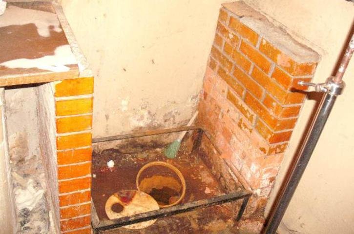 Esgoto fica aberto em meio &agrave; sala de trabalho