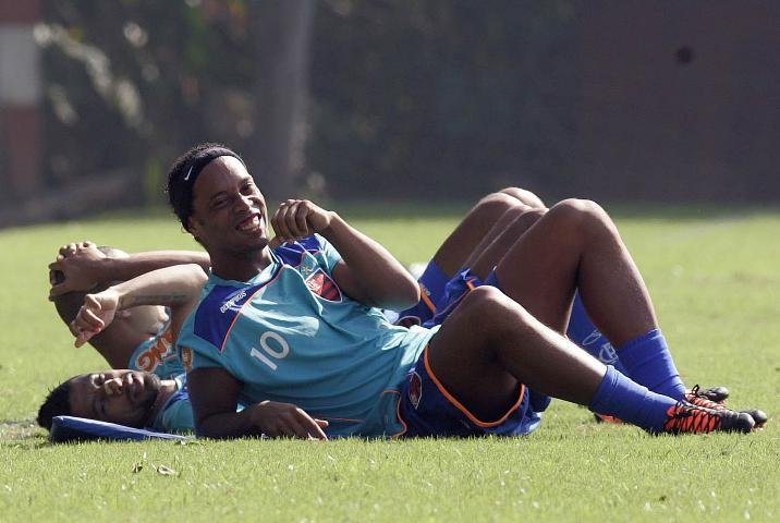 Ronaldinho Ga&uacute;cho celebra por ter trabalho reconhecido