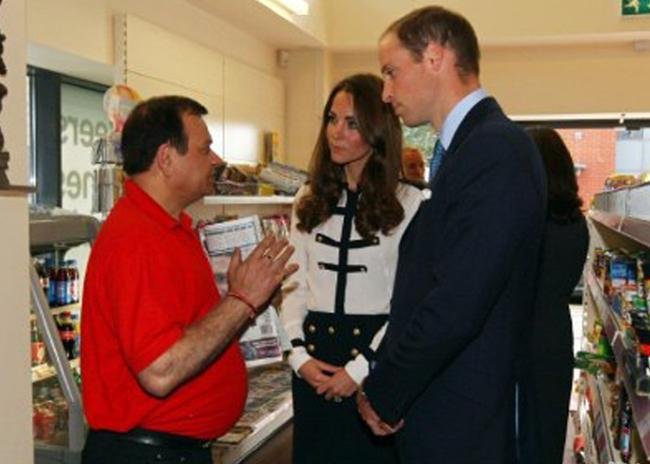 Duques de Cambridge conversaram com pais de jovens em Birmingham
