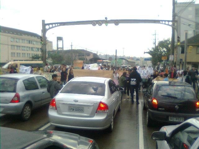 Estudantes da Escola Cear&aacute; bloqueiam rua pedindo canaliza&ccedil;&atilde;o de esgoto