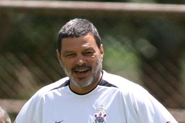 Ex-jogador S&oacute;crates &eacute; internado com hemorragia digestiva