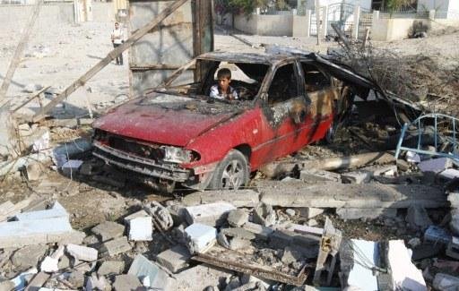 Menino palestino senta em carro bombardeado na faixa de Gaza