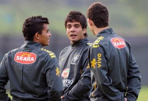 Henrique Almeida (C) conversa com Oscar Junior (D) e Dudu (E) em treino em Bogot&aacute;
