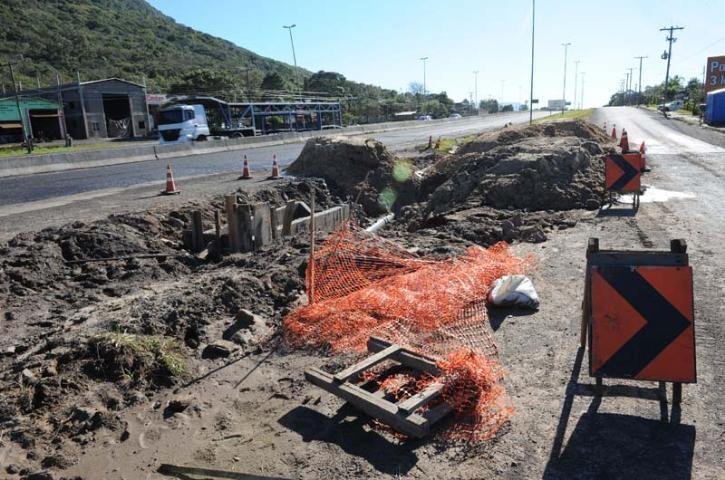 Buracos ainda est&atilde;o abertos nos acostamentos