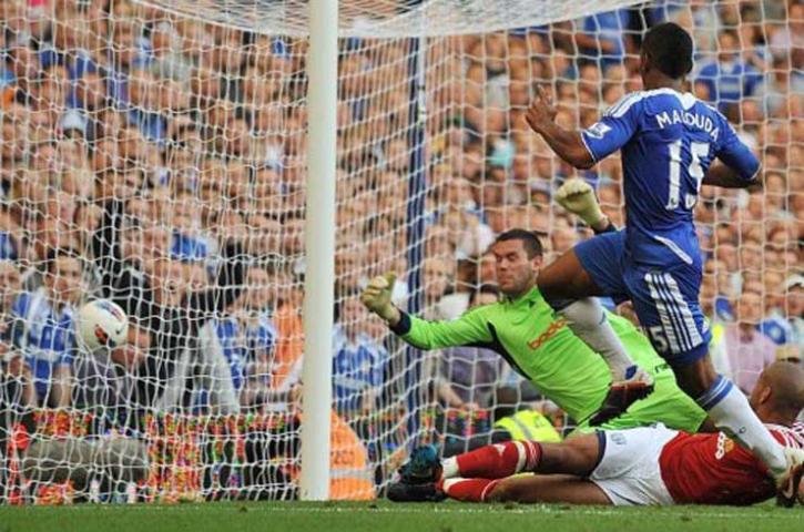 Malouda marca o gol da virada do Chelsea sobre o West Bromwich