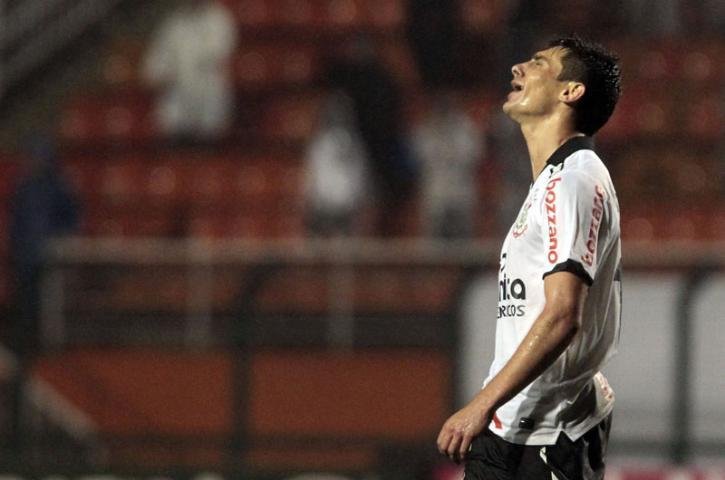 Alex se lamenta diante da derrota para o Figueirense