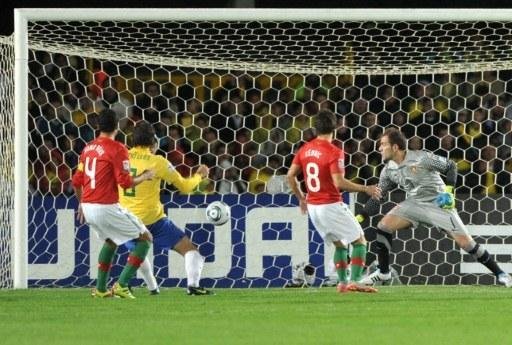Mika s&oacute; observa o terceiro gol de Oscar