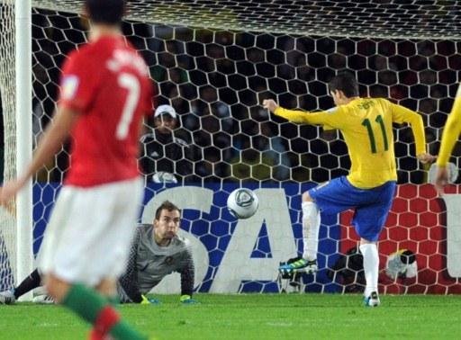 Oscar marca o gol de empate do Brasil no tempo normal