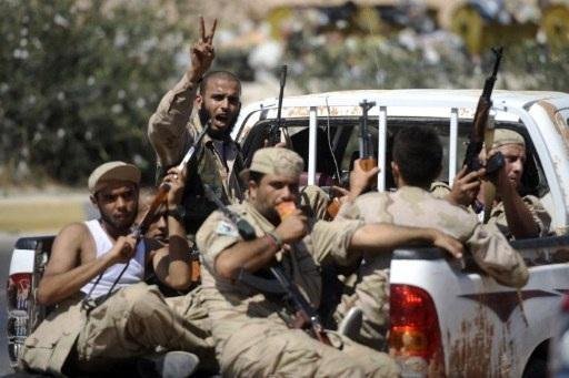 Rebeldes l&iacute;bios lan&ccedil;am opera&ccedil;&atilde;o em Tr&iacute;poli para isolar Kadhafi
