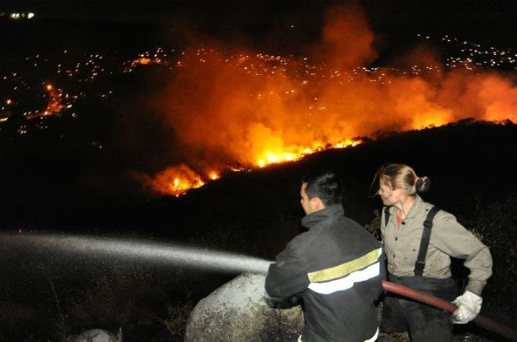 Bombeiros controlam inc&ecirc;ndio no Quilombo dos Alpes