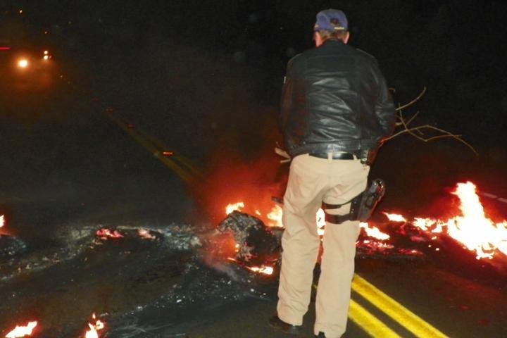 Manifestantes atearam fogo a pneus durante a madrugada 