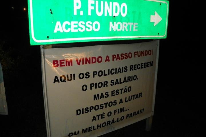 As faixas estendidas na rodovia demonstram a insatisfa&ccedil;&atilde;o salarial e o apoio &agrave; Proposta de Emenda Constitucional