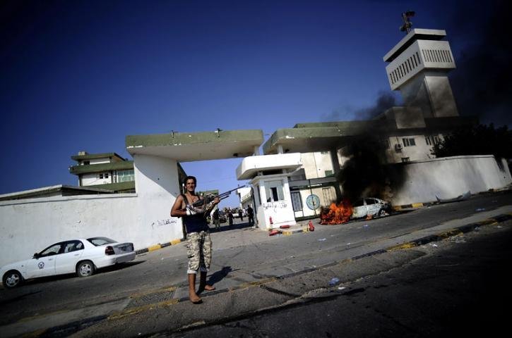 Carro foi incendiado em frente da Academia Militar de Tr&iacute;poli