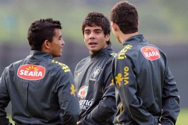 Juan e Oscar convidaram Henrique (C), destaque do Mundial Sub-20, para jogar no Inter