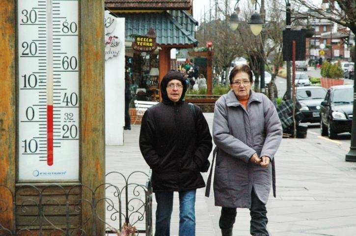 Em Gramado, para a alegria dos turistas, a tarde foi gelada, com 5&ordm;C e muitas nuvens