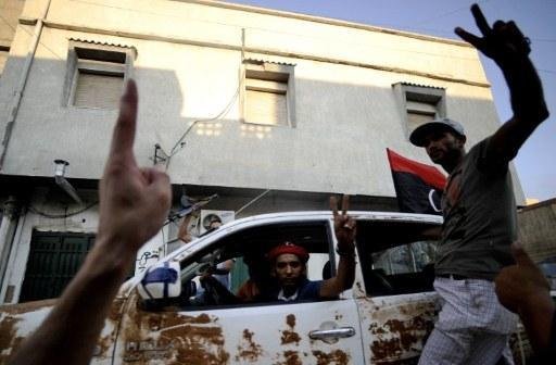 Rebeldes fazem sinal de vit&oacute;ria na capital l&iacute;bia, Tr&iacute;poli