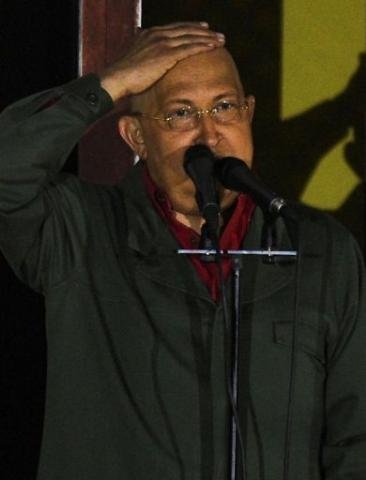 Ch&aacute;vez diz que se prepara para poss&iacute;vel novo ciclo de quimioterapia