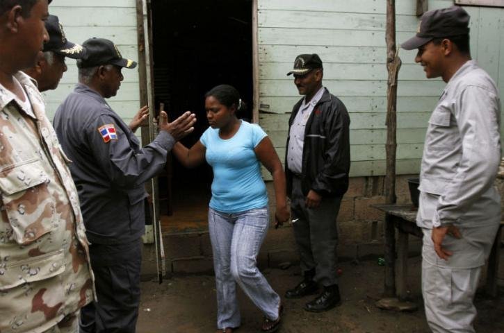 Equipe d&aacute; instru&ccedil;&otilde;es de seguran&ccedil;a a moradores antes da chegada do furac&atilde;o Irene