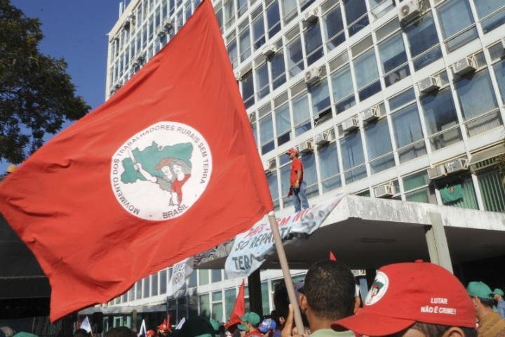 Eles reivindicam que o governo acelere a reforma agr&aacute;ria e d&ecirc; prioridade aos agricultores atingidos por barragens, enchentes e chuva