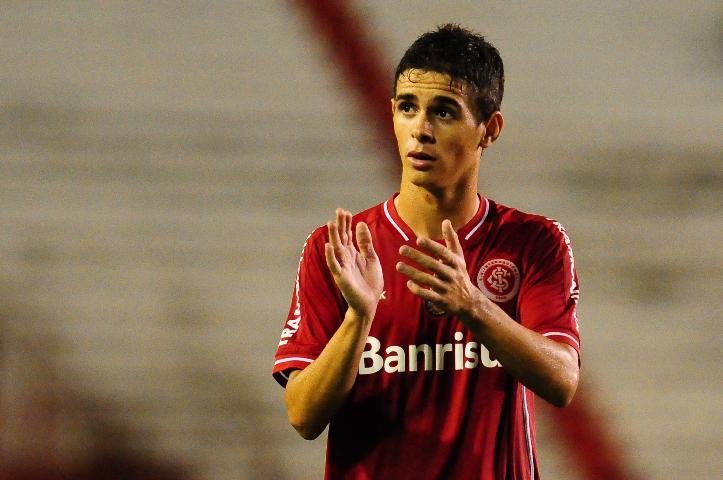 Presidente do clube s&oacute; aceita conversar sobre a transfer&ecirc;ncia do meia em 2012