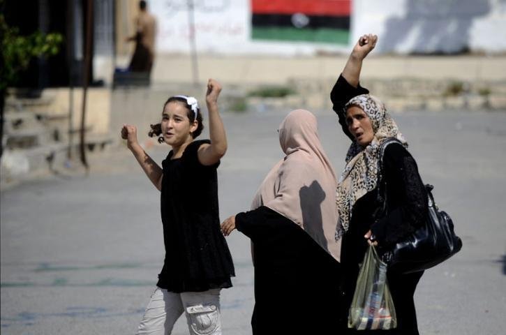 Popula&ccedil;&atilde;o comemora a tomada de poder dos rebeldes