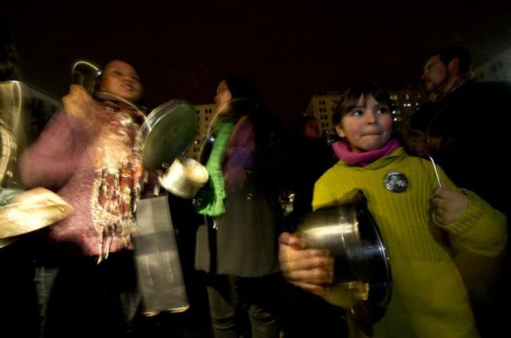 Protesto em &Ntilde;u&ntilde;oa reuniu fam&iacute;lias, idosos e crian&ccedil;as