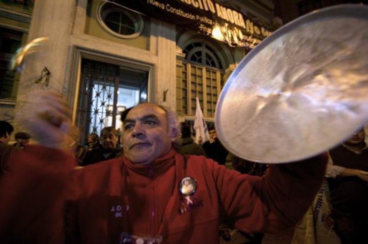 Chilenos criticam governo de Sebasti&aacute;n Pi&ntilde;era