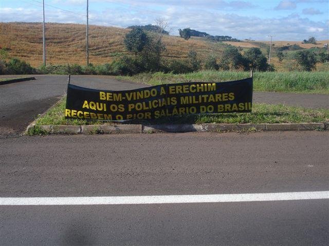Barreira com pneus tamb&eacute;m &eacute; colocada em Gaurama