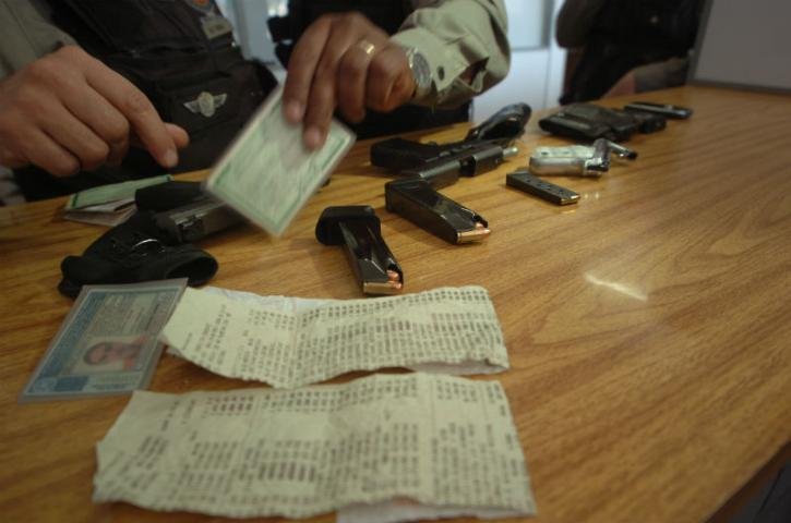 Um documento falso e um extrato banc&aacute;rio de uma conta com saldo de R$ 140 mil tamb&eacute;m foi apreendido
