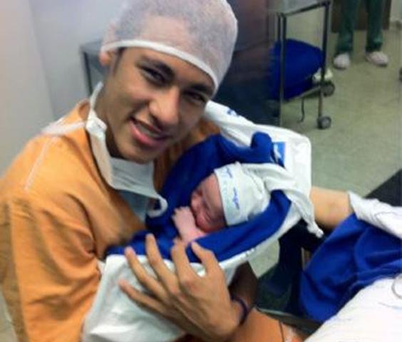 Jogador postou uma foto com o beb&ecirc; no Twitter
