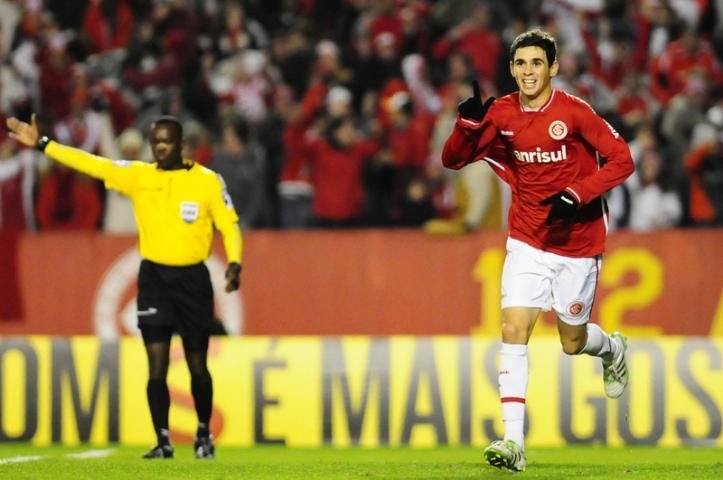 Olheiro acredita que Oscar tem mais recursos que o Pato e &eacute; mais completo do que o Giuliano